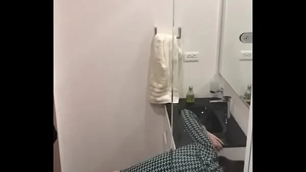 descubro a mis amigos en el baño por los fuertes gemidos